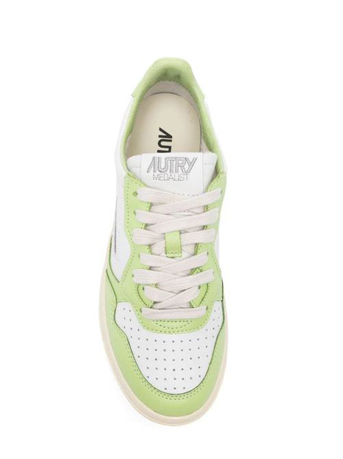 Sneaker in pelle scamosciata di vitello verde Autry | AULWWB42WHT/SNAP GRN